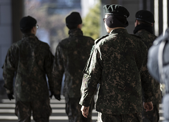 국방부가 27일 병사 휴대전화 사용과 평일 일과 후 외출, 외박지역 제한 폐지 등 병영문화 혁신과 관련한 정책 추진 방향을 결정했다고 밝혔다. 병사들의 평일 일과 이후 외출과 관련해서는 내년 2월부터 전면 확대 시행하기로 했다. 사진은 이날 오후 서울 용산구 전쟁기념관을 둘러보는 병사들. (사진=저작권자(c) 연합뉴스, 무단 전재-재배포 금지)