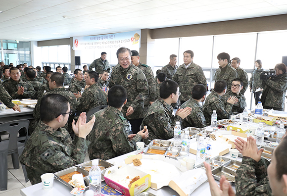 문재인 대통령이 28일 경기도 연천 육군 5사단 신병교육대대를 방문해 장병들과 오찬을 위해 식당에 들어와 훈련병들과 인사하고 있다. (사진=청와대)