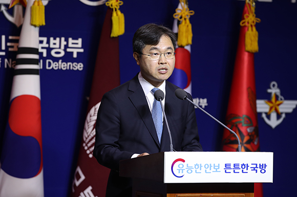 이남우 국방부 인사복지실장이 28일 오전 서울 용산구 국방부에서 양심적 병역거부자 대체복무 방안을 발표하고 있다. (사진=저작권자(c) 연합뉴스, 무단 전재-재배포 금지)