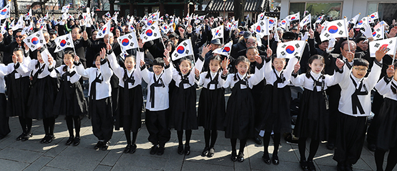 지난 해 3월 1일 오후 종로 탑골공원에서 열린 3ㆍ1독립운동희생선열 추념식에서 참석자들이 만세삼창을 하고 있다. (사진=저작권자(c) 연합뉴스, 무단 전재-재배포 금지)