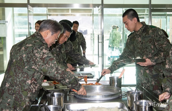 문재인 대통령이 지난해 12월 28일 경기도 연천 소재 육군 신병교육대대를 방문해 직접 식판에 음식을 담고 있다.(출처=청와대)