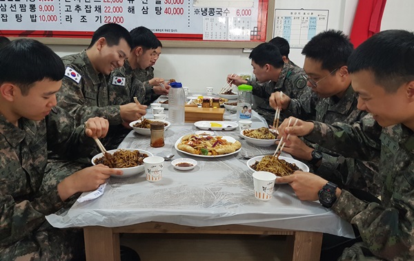 육군 8군단 장병 1200여 명이 평일에 양양군 내 민간식당에서 점심식사를 하는 