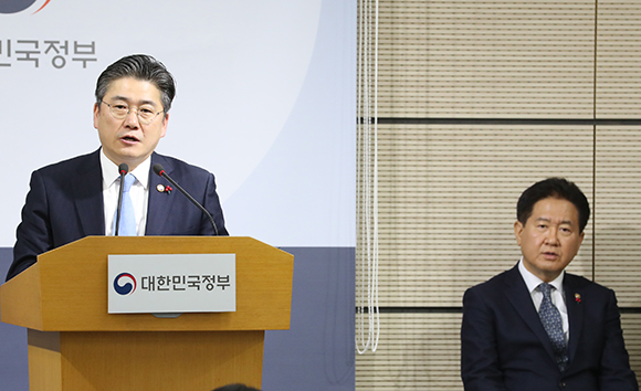 2일 정부세종청사에서 정승일 산업부 차관(왼쪽)과 서주석 국방부 차관이 산업기술 유출 근절대책을 발표하고 있다. (사진=저작권자(c) 연합뉴스, 무단 전재-재배포 금지)