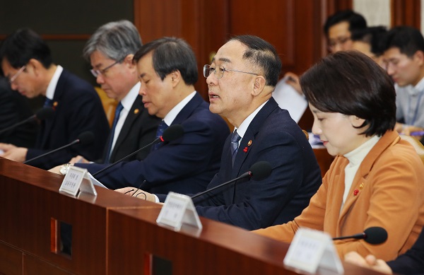홍남기 경제부총리(오른쪽 두번째)가 4일 세종로 정부서울청사에서 열린 경제활력대책회의 및 경제관계장관회의를 주재하고 있다.(사진=저작권자(c) 연합뉴스, 무단 전재-재배포 금지)