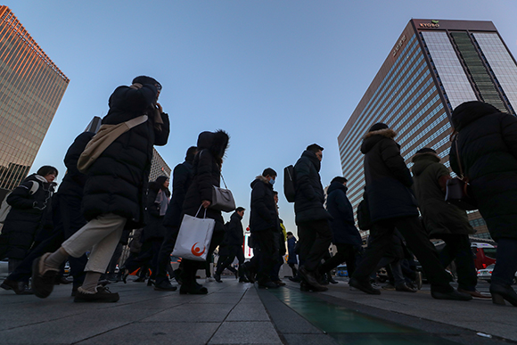 2019년 새해 첫 근무일인 2일 오전 서울 광화문사거리에서 시민들이 출근을 하고 있다. (사진=저작권자(c) 연합뉴스, 무단 전재-재배포 금지)