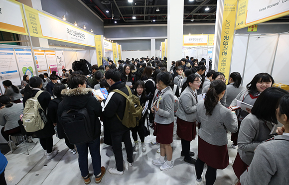 9일 오전 서울 서초구 aT센터에서 열린 2019년 공공기관 채용정보 박람회를 찾은 학생과 구직자들이 채용 관련 정보를 얻고 있다. (사진=저작권자(c) 연합뉴스, 무단 전재-재배포 금지)