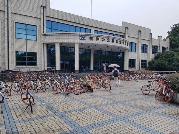 공유경제의 재화는 불특정 다수가 공동의 사용권을 가지는 만큼, 관리에 대한 책임감이 분산된다는 문제점을 가지고 있습니다.