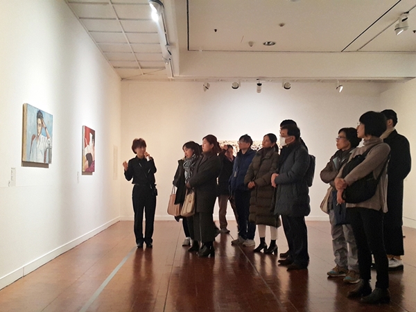 서울시립미술관에서 관람객들이 도슨트 설명을 듣고 있다.