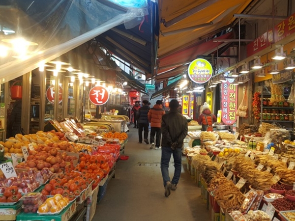 온누리상품권으로 전통시장에서 선물을 구입하니 백화점, 대형마트보다 15% 가격이 저렴해 미리 선물을 구입해 택배 서비스로 배달을 시켰다.