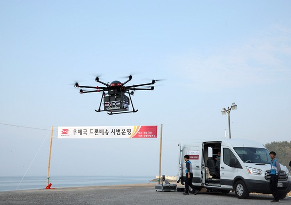 지난 2017년 우정사업본부 드론이 전남 고흥 선착장에서 소포 1개, 일반우편물 25개를 싣고 득량도 마을회관으로 배송하기 위해 이륙하고 있다.(출처=우정사업본부, 뉴스1)