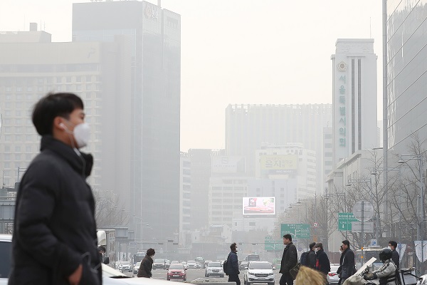 미세먼지 농도 '매우나쁨' 수준을 보인 15일 오전 서울 광화문 광장에서 바라본 하늘.(사진=저작권자(c) 연합뉴스, 무단 전재-재배포 금지)