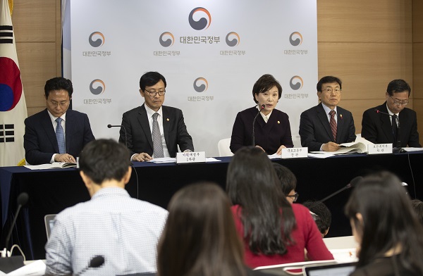 김현미(가운데) 국토부 장관이 24일 오후 정부서울청사에서 열린 '2019년 표준단독주택 공시가격에 대한 관계부처 합동 브리핑'에서 발언하고 있다. 왼쪽부터 행정안전부 고규창 지방재정경제실장, 기획재정부 이호승 1차관, 김현미 장관, 보건복지부 권덕철 차관, 교육부 김규태 고등교육정책실장.(사진=저작권자(c) 연합뉴스, 무단 전재-재배포 금지)