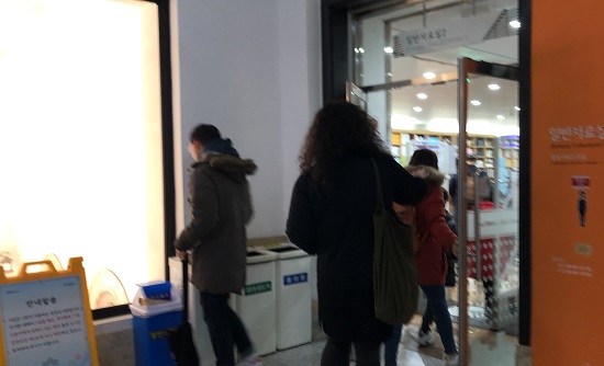 뒷사람을 위해 문을 잡아주는 공공매너가 많이 늘었지만 타인의 호의를 당연히 여기는 얌체족도 많다. 