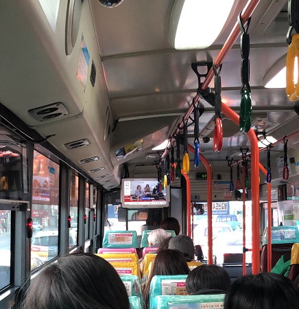 바깥 자리로만 앉은 승객들 