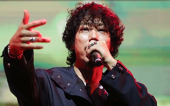 지난해 11월 정규 10집 <X : Rebirth of Tiger JK>를 발표한 드렁큰 타이거의 타이거 JK가 예스24라이브홀에서 열창하고 있다. (사진=저작권자(c) 연합뉴스, 무단 전재-재배포 금지)