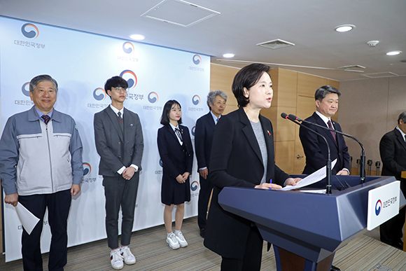 유은혜 사회부총리 겸 교육부 장관이 25일 정부서울청사에서 고졸취업 활성화 방안을 발표하고 있다. (사진=저작권자(c) 연합뉴스, 무단 전재-재배포 금지)