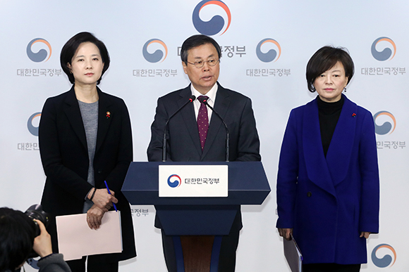 도종환 문체부 장관이 25일 오전 정부서울청사에서 성폭력 등 체육계 비리 근절대책 합동브리핑을 하고 있다. 왼쪽부터 유은혜 교육부 장관, 도 장관, 진선미 여가부 장관. (사진=저작권자(c) 연합뉴스, 무단 전재-재배포 금지)