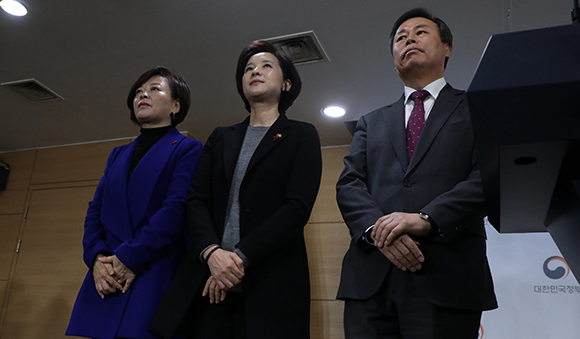 도종환 문체부 장관(오른쪽부터)과 유은혜 교육부 장관, 진선미 여가부 장관이 25일 오전 정부서울청사에서 성폭력 등 체육계 비리 근절대책 합동브리핑 후 인사를 하고 있다. (사진=저작권자(c) 연합뉴스, 무단 전재-재배포 금지)