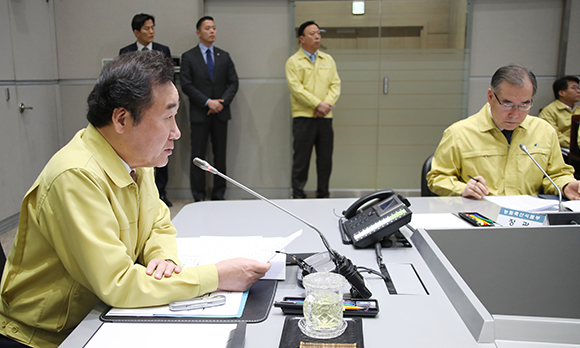 이낙연 국무총리가 29일 오전 정부서울청사 재난상황실에서 지방자치단체들과 영상으로 연결된 구제역 상황점검 및 대책회의를 주재하며 발언하고 있다. (사진=저작권자(c) 연합뉴스, 무단 전재-재배포 금지)