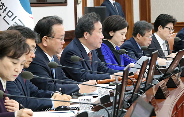 이낙연 국무총리가 29일 오전 정부서울청사에서 열린 국무회의에서 발언하고 있다.(사진=저작권자(c) 연합뉴스, 무단 전재-재배포 금지)