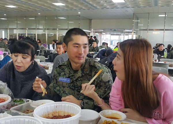 고등학교 졸업 후 대학보다 부사관의 길을 선택한 조카가 면회를 하고 있다.