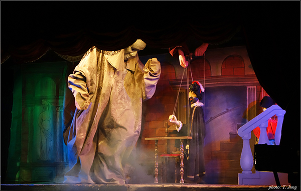 인형극 <돈 조반니> 중 기사장 석상 유령이 돈 조반니 앞에 나타난 장면.  기사장 유령은 인형이 아닌 실제 사람이 연기한다.