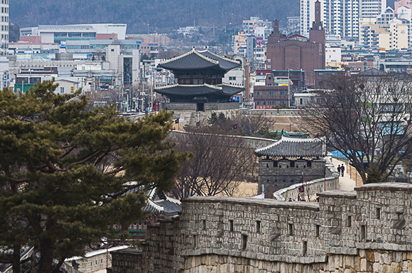 수원 화성 서북각루에서 바라본 서북공심돈과 화서문.