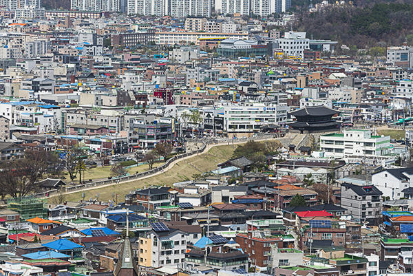 서장대에서 내려다본 수원 화성과 도심 일대.