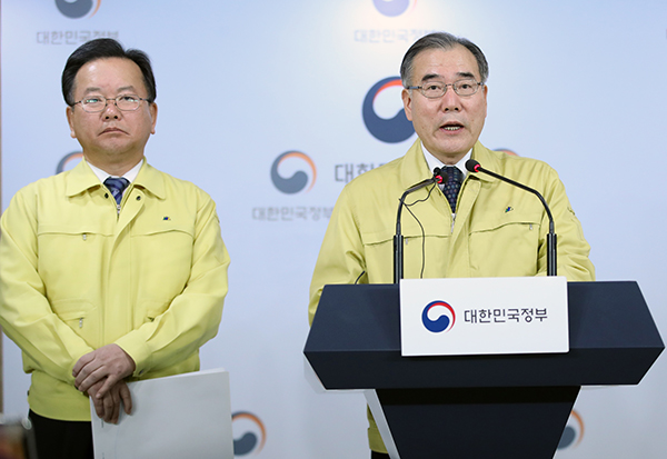 김부겸 행정안전부 장관과 이개호 농림축산식품부 장관이 1일 오전 서울 종로구 정부서울청사 브리핑룸에서 구제역 확산 방지를 위한 대책 등을 담은 담화문을 발표하고 있다.(사진=저작권자(c) 연합뉴스, 무단 전재-재배포 금지)