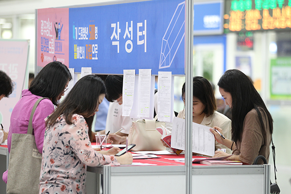 광주 지역의 사업 중 하나인 현장매칭의 날에 참여 청년들이 서류를 작성하고 있다. 