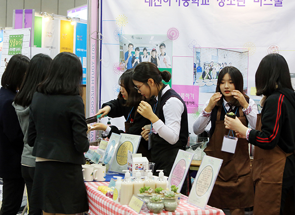 고양 킨텍스 제2전시장에서 열린 2018 청소년비즈쿨 페스티벌에서 학생들이 자신들이 만든 제품을 판매하고 있다.(사진=저작권자(c) 연합뉴스, 무단 전재-재배포 금지)