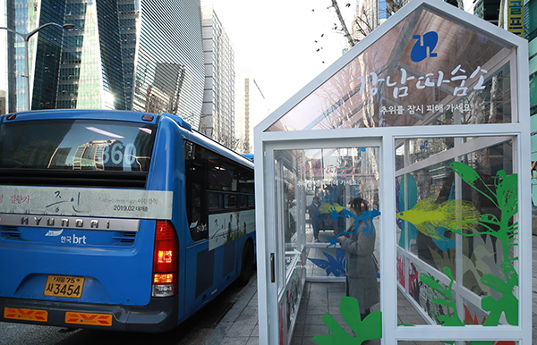 서울 강남구 테헤란로 버스정류장에 설치된 '강남따숨소'에서 시민들이 버스를 기다리며 추위를 피해 몸을 녹이고 있다.(사진=저작권자(c) 연합뉴스, 무단 전재-재배포 금지)