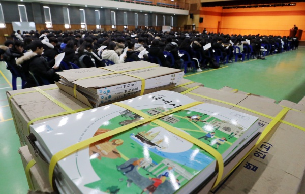 7일 오전 경기도 수원시 영통구 효원고등학교에서 열린 신입생 예비소집에 참석한 학생들이 입학 안내를 받고 있다.