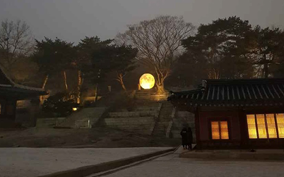 창경궁 풍기대 주변에 설치한 대형 달 모형. (사진=문화재청)