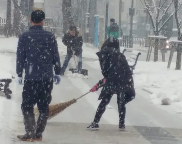 2월19일 눈이 내리자 주민들이 나와서 눈을 치우고 있다.