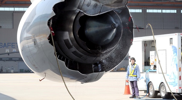 한 항공사 직원들이 인천시 중구 인천공항 정비 격납고에서 봄을 맞아 항공기의 엔진 세척작업을 하고 있다.(사진=<저작권자(c) 연합뉴스, 무단 전재-재배포 금지)