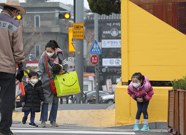 미세먼지가 기승을 부린 아침, 서울 시내 한 초등학교 앞에서 마스크를 쓴 어린이들이 등교하고 있다.(사진=저작권자(c) 연합뉴스, 무단 전재-재배포 금지)