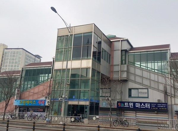 개봉동 기숙사형 청년주택은 지하철 1호선 오류동역 근처에 있어서 신촌 등 대학교까지 가는데 큰 불편이 없다.