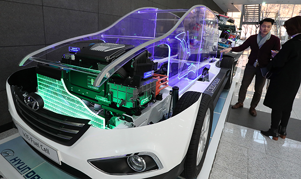 2013년 세계 최초로 출시한 ‘투싼ix’ 수소전기차의 내부 모습. 수소전기차는 연료전지시스템을 통해 수소와 산소가 만나 물이 나오면서 전기가 발생한다.