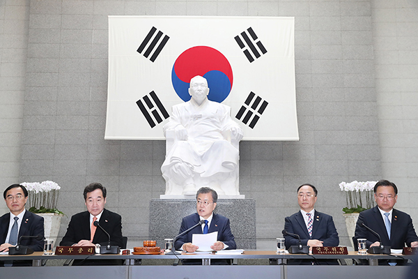 문재인 대통령이 26일 오전 서울 용산구 백범 기념관에서 열린 국무회의를 주재하고 있다.(사진=청와대)
