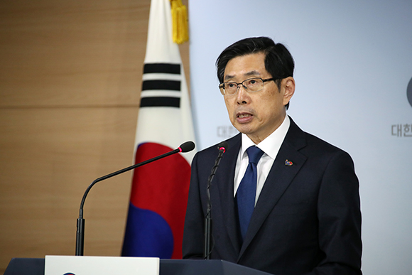 박상기 법무부 장관이 26일 정부서울청사에서 3·1운동 100주년을 기념해 특별사면 및 복권 대상자를 발표하고 있다. (사진=저작권자(c) 연합뉴스, 무단 전재-재배포 금지)