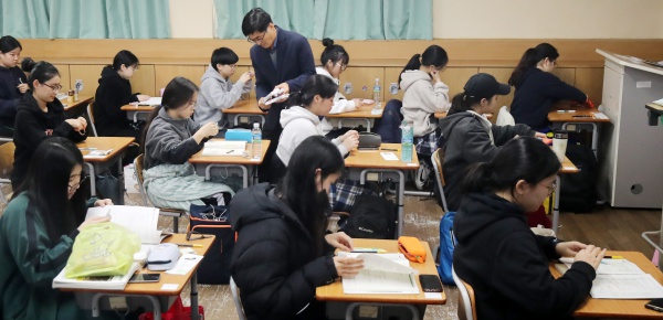 2019학년도 대학수학능력시험일인 15일 오전 제주시 아라동 제주여자고등학교 시험장에서 수험생들이 시험을 준비하고 있다. 2018.11.15/뉴스1 