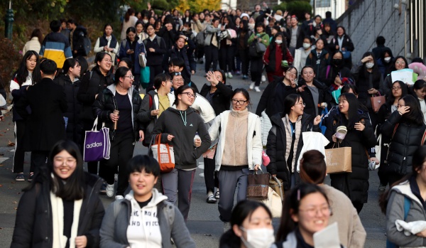 2019학년도 대학수학능력시험일이 치러진 15일 오후 광주 남구 동아여자고등학교에서 시험을 본 한 수험생이 시험장을 빠져나오며 환한 표정을 짓고 있다.2018.11.15/뉴스1