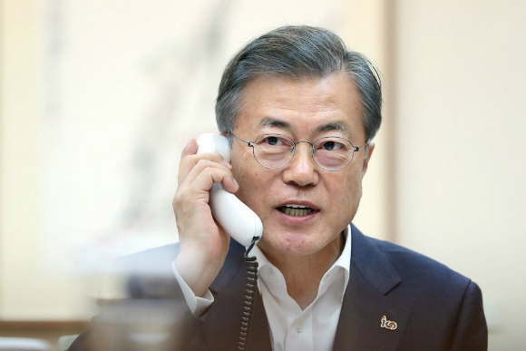 문재인 대통령이 28일 오후 청와대 관저에서 도널드 트럼프 미국 대통령과 통화를 하고 있다. (사진=청와대)