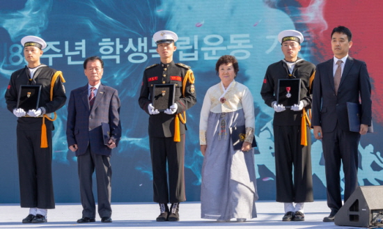 작년 광주학생항일운동 기념식에서 故 윤오례 독립운동가의 대통령 표창을 子 유재형 옹(왼쪽 첫번째)이 수여받았습니다.