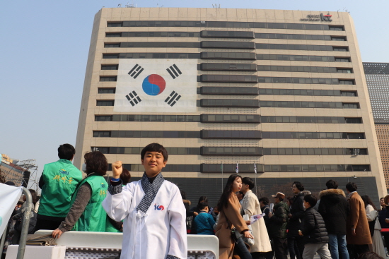 주먹을 불끈 쥔 양승빈 군.