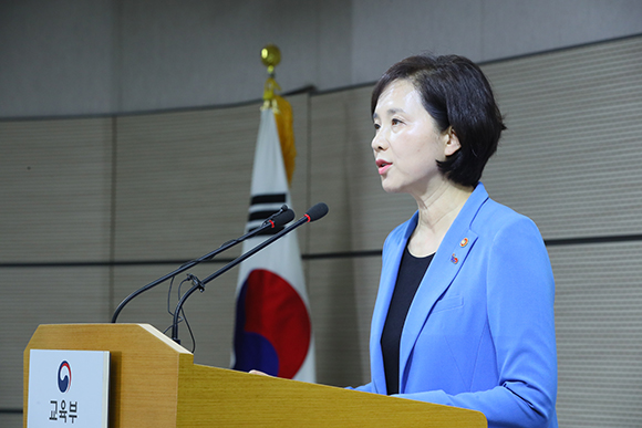 유은혜 사회부총리 겸 교육부 장관이 4일 세종시 정부세종청사 교육부에서 사립유치원 개학연기 사태와 관련 대국민 담화문을 발표하고 있다. (사진=저작권자(c) 연합뉴스, 무단 전재-재배포 금지)