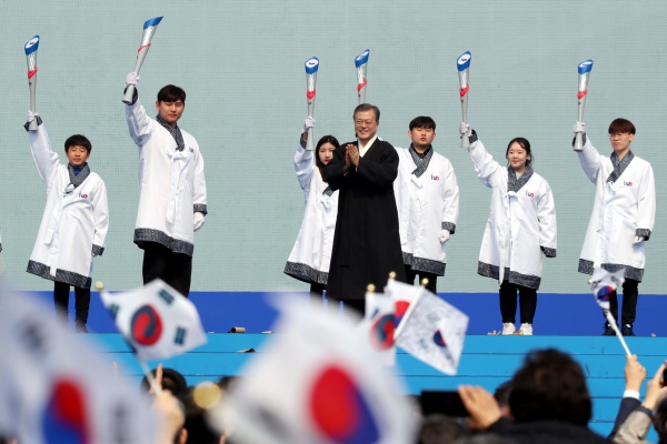 출정식부터 보신각까지 모두 참여했던 양윤서(오른쪽 두번째) 양.(출처=뉴스1)