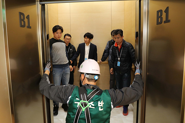 서울 송파구 롯데월드타워에서 재난대응 안전한국훈련의 하나로 현장 구조반 대원들이 지진발생시 승강기에 갇힌 시민을 구조하는 훈련을 하고 있다.(사진=저작권자(c) 연합뉴스, 무단 전재-재배포 금지)