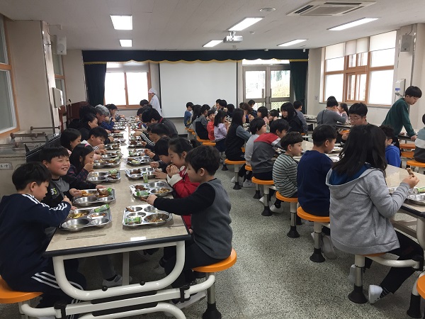 <전국의 학교에서는 영양사의 식단에 맞춰 매일 균형 있는 다양한 음식을 제공하고 있다.>